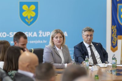 Galerija potpisivanje-ugovora-10.jpg 1
