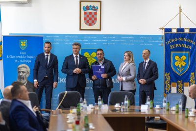 Galerija potpisivanje-ugovora-18.jpg 1
