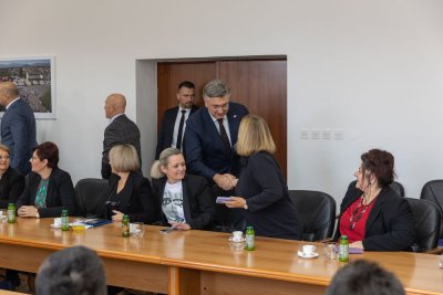 Galerija potpisivanje-ugovora-2.jpg 1