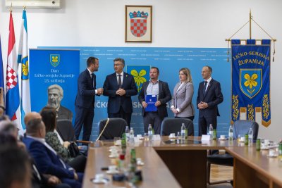 Galerija potpisivanje-ugovora-20.jpg 1