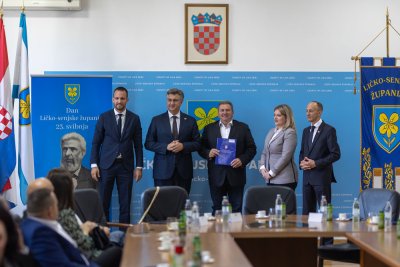 Galerija potpisivanje-ugovora-23.jpg 1