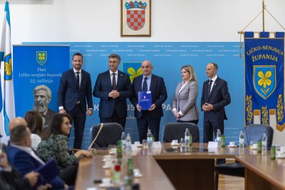 Galerija potpisivanje-ugovora-24.jpg 1