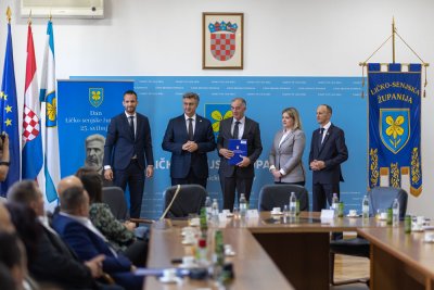 Galerija potpisivanje-ugovora-25.jpg 1