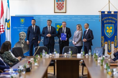 Galerija potpisivanje-ugovora-26.jpg 1