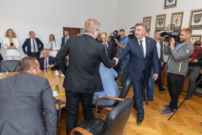 Galerija potpisivanje-ugovora-3.jpg 1