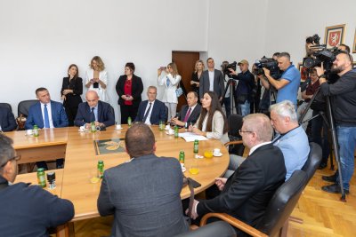 Galerija potpisivanje-ugovora-5.jpg 1
