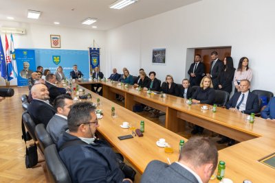 Galerija potpisivanje-ugovora-6.jpg 1