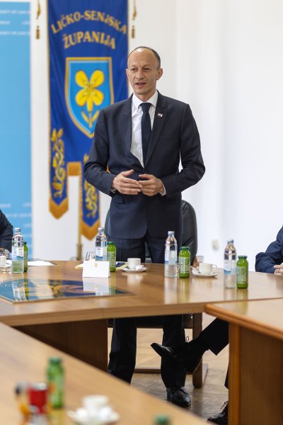 Galerija potpisivanje-ugovora-7.jpg 1